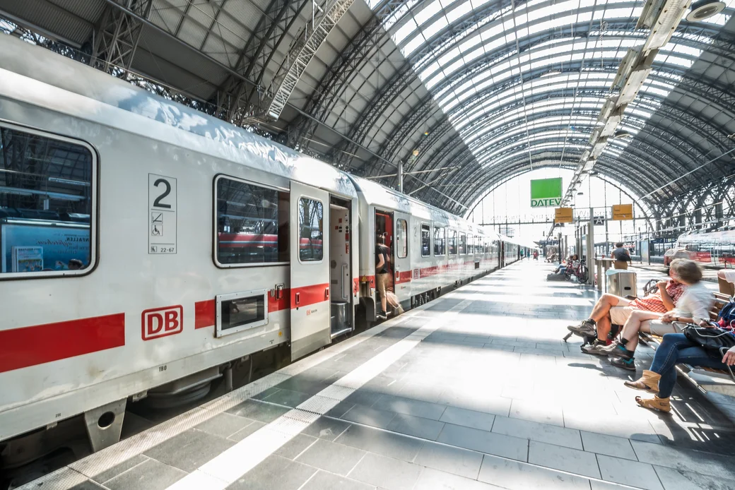 Person steigt in Zug ein