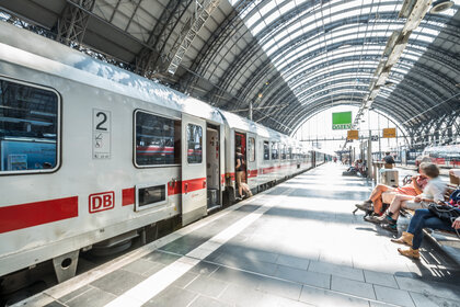 Zug am Bahnsteig - Studio32 - stock.adobe.com