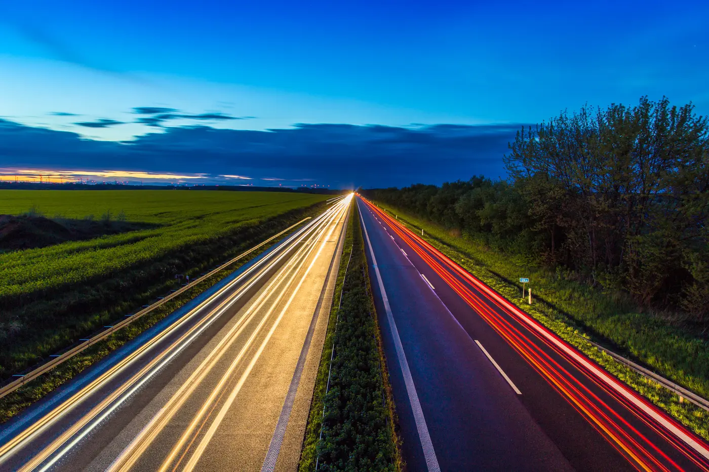 Lichtstreifen des fließenden Verkehrs