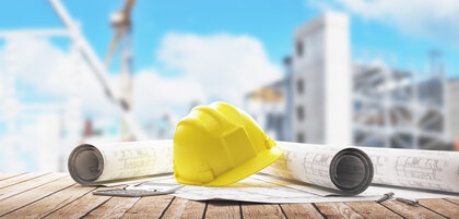 Baupläne auf der Baustelle - ©ALDECAstudio - stock.adobe.com
