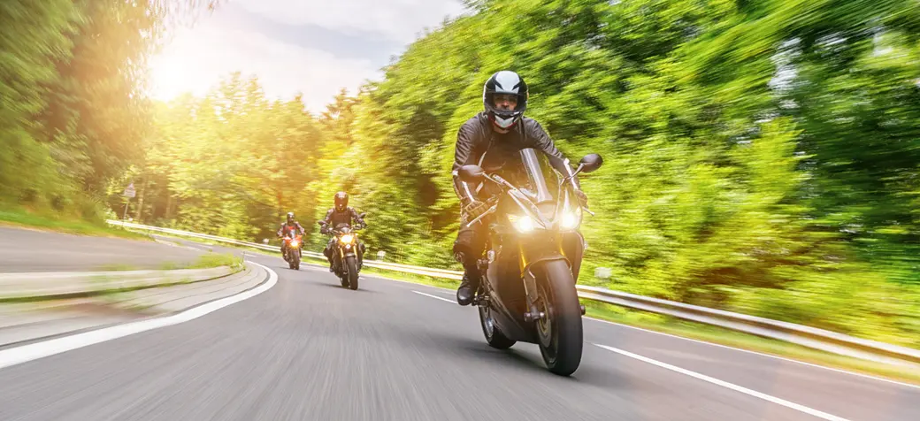 Motorradfahrer auf der Landstraße